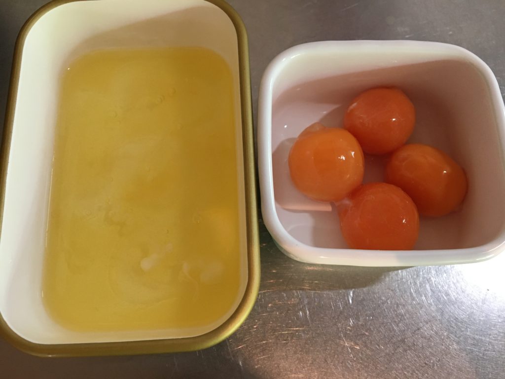 冷凍した卵の白身と黄身